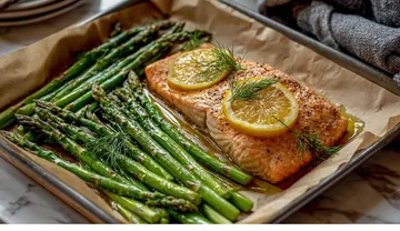Roasted salmon fillet with asparagus and lemon