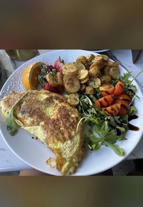 Before and after food photography — smartphone omelet photo with poor lighting, typical restaurant photo Orlando 2026